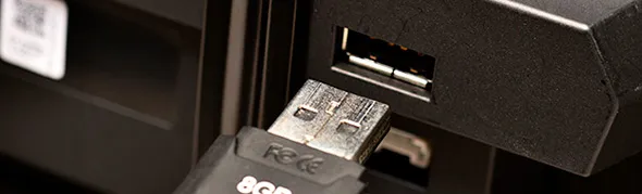 市販のUSBメモリーを接続